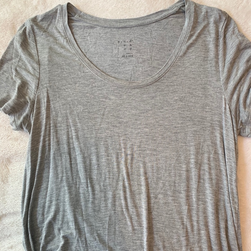 gray t-shirt